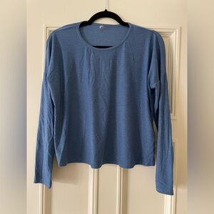 Beyond Yoga Featherweight Daydreamer Pullover in faded denim size small